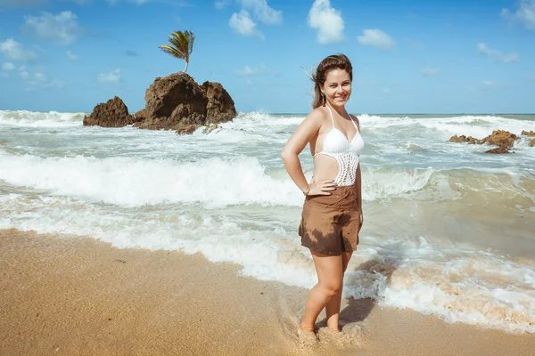 Mujer en Tambaba Beach en Brasil, conocida por permitir la práctica del nudismo / naturismo — Foto de Stock