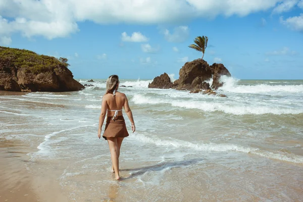 Kobieta w Tambaba Beach w Brazylii, znany dzięki czemu w praktyce Nudyzm / Naturyzm — Zdjęcie stockowe