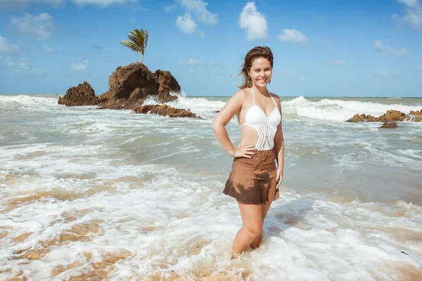 Frau am Strand von Tambaba in Brasilien, bekannt für die Zulassung von FKK / FKK — Stockfoto