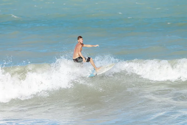 Cabedelo, Paraiba, Brasil - 18 de septiembre de 2016 - Joven surfea en la playa de Intermares — Foto de Stock