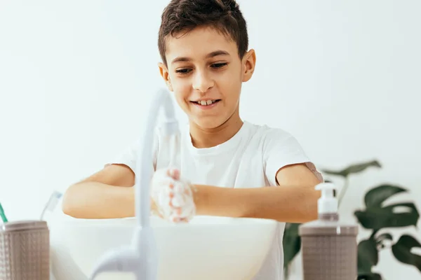 Tahun Anak Laki Laki Tua Mencuci Tangannya Kamar Mandi Tenggelam — Stok Foto