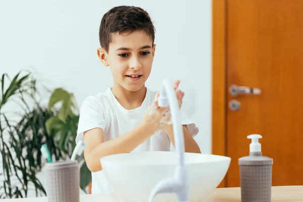 Jaar Oud Jongen Wassen Zijn Handen Badkamer Wastafel — Stockfoto