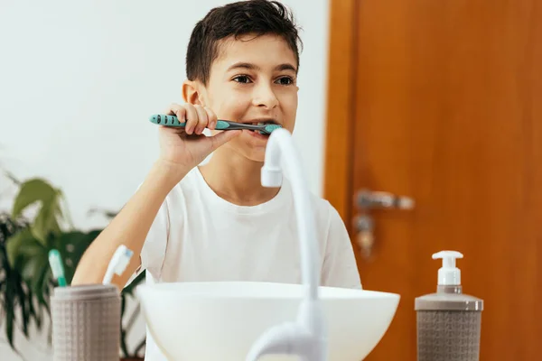 Letni Chłopiec Myjący Zęby Łazience — Zdjęcie stockowe