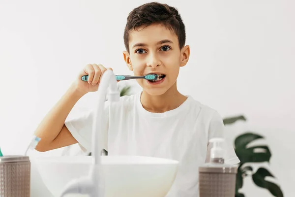 Jaar Oud Jongen Poetsen Zijn Tanden Badkamer — Stockfoto