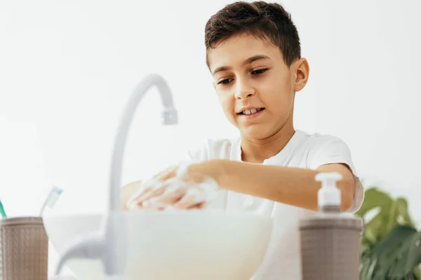 Ένα 10Χρονο Αγόρι Πλένει Χέρια Του Στο Νιπτήρα Του Μπάνιου Εικόνα Αρχείου