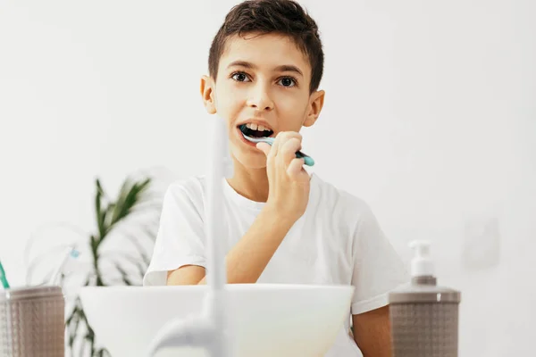 Niño Años Cepillándose Los Dientes Baño Imagen De Stock