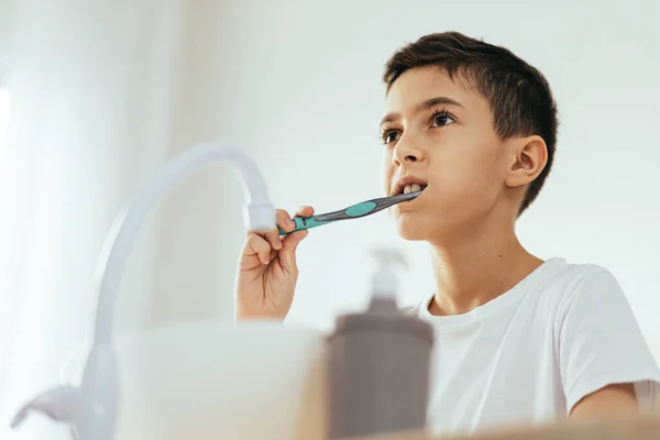 Niño Años Cepillándose Los Dientes Baño — Foto de Stock