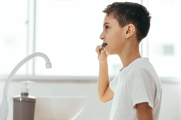 Tahun Anak Laki Laki Tua Menggosok Gigi Kamar Mandi — Stok Foto