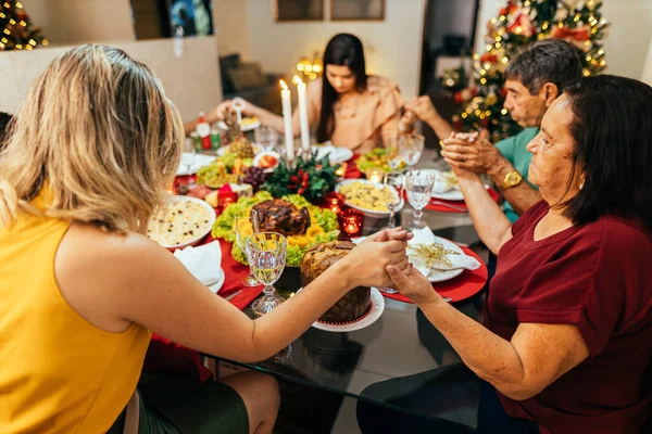 Natal Brasil Keluarga Berdoa Sebelum Makan Malam Natal — Stok Foto