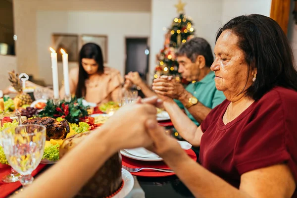 Natal Brasil Keluarga Berdoa Sebelum Makan Malam Natal — Stok Foto