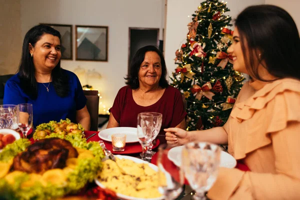 Βραζιλιάνικα Οικογένεια Γιορτάζει Χριστούγεννα Στο Σπίτι Royalty Free Φωτογραφίες Αρχείου