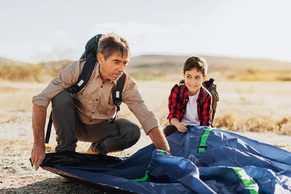 Grootvader Kleinzoon Zetten Campingtent Begrip Ouderen Met Een Actief Leven — Stockfoto