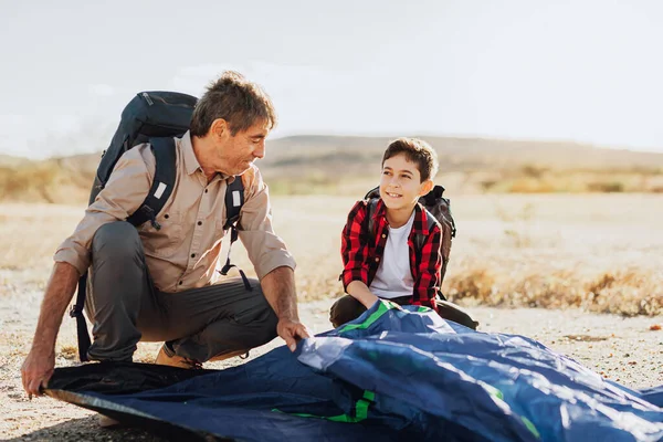 Grootvader Kleinzoon Zetten Campingtent Begrip Ouderen Met Een Actief Leven — Stockfoto