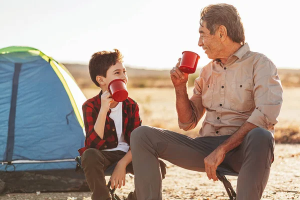 Grootvader Kleinzoon Hebben Plezier Camping Begrip Ouderen Met Een Actief Rechtenvrije Stockfoto's