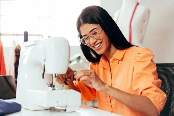 Wanita Brasil Yang Bekerja Studio Jahit Entrepreneurial Wanita Latin — Stok Foto