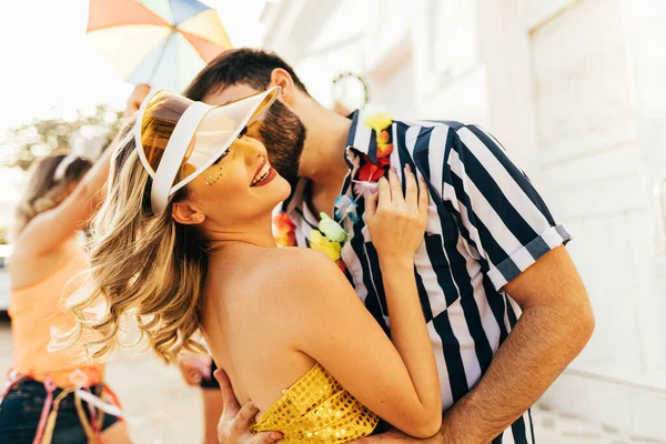 Carnaval Brasileño Pareja Disfrutando Fiesta Carnaval Ciudad —  Fotos de Stock