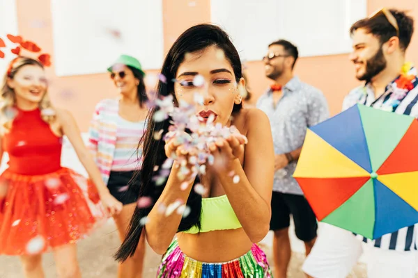 Carnevale Brasiliano Giovane Donna Godendo Festa Carnevale Soffiando Corietti — Foto Stock