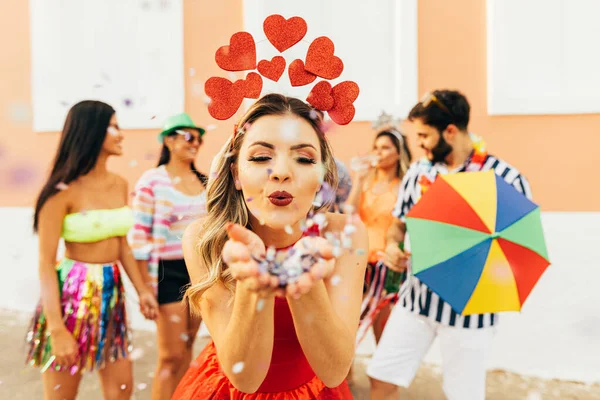 Karnaval Brasil Wanita Muda Menikmati Pesta Karnaval Meniup Confetti — Stok Foto