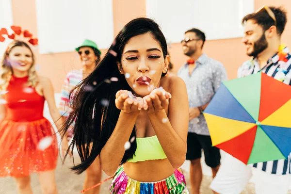 Brasilianischer Karneval Junge Frau Genießt Die Faschingsparty Und Pustet Konfetti Stockbild