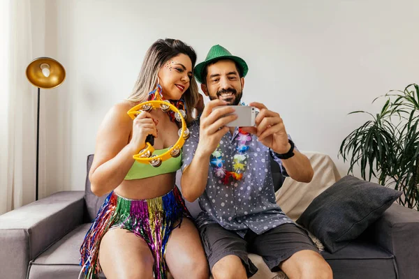 Brasilianischer Karneval Paar Feiert Karneval Hause — Stockfoto