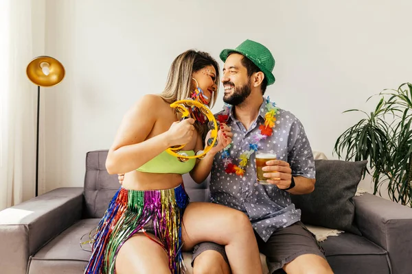 Carnaval Brasileiro Casal Comemorando Carnaval Casa — Fotografia de Stock