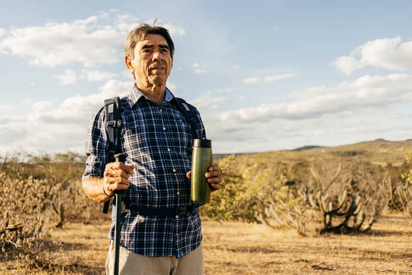 Oudere Man Doet Buitenactiviteiten Wandelaar Semi Aride Regio Van Brazilië Rechtenvrije Stockafbeeldingen