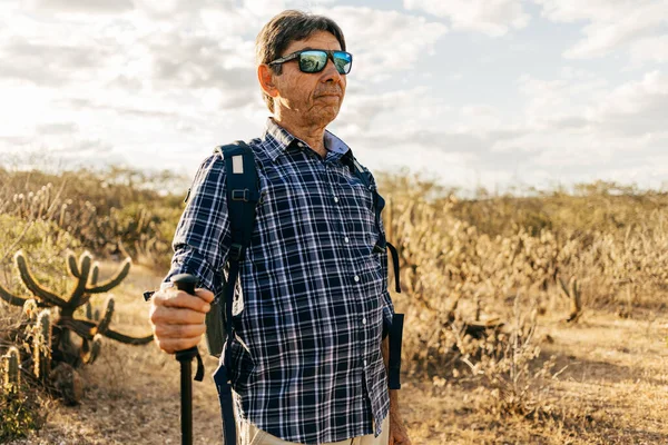 Hombre Mayor Haciendo Actividad Aire Libre Senderista Región Semiárida Brasil Imágenes de stock libres de derechos