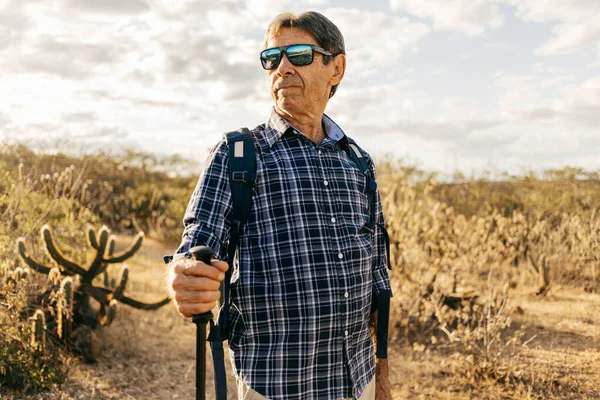 Hombre Mayor Haciendo Actividad Aire Libre Senderista Región Semiárida Brasil Imágenes de stock libres de derechos