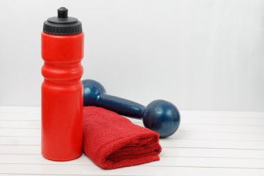 Su şişesi, havlu ve halter