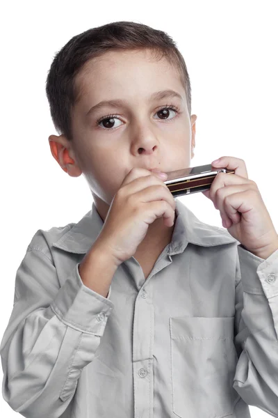 Bambino che gioca armonica — Foto Stock