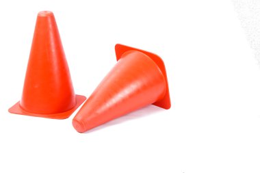 Beyaz arka plan üzerinde izole işareti koniler eğitim