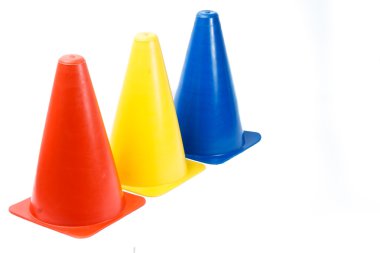 Beyaz arka plan üzerinde izole işareti koniler eğitim