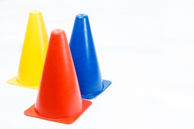 Beyaz arka plan üzerinde izole işareti koniler eğitim