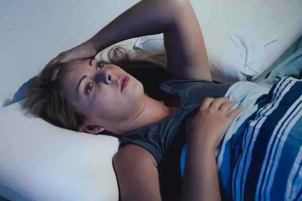 Sömnstörningar, sömnlöshet. unga blonda kvinnan ligger på sängen aw — Stockfoto