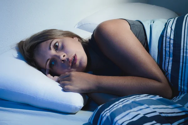 De wanorde van de slaap, slapeloosheid. jonge blonde vrouw liggend op het bed aw — Stockfoto