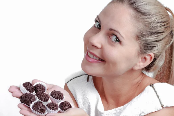 Mulher bonita brasileira mostrando um monte de brigadeiros — Fotografia de Stock