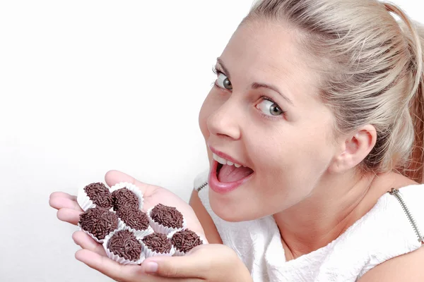 Brasilianska vacker kvinna visar en hel del brigadeiros — Stockfoto