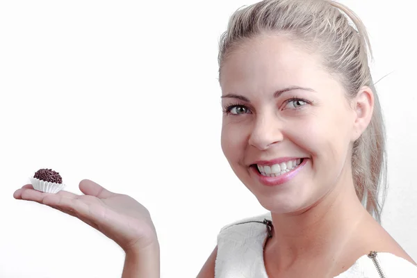 Brazilian beautiful woman showing a brigadeiro — Stock Photo, Image