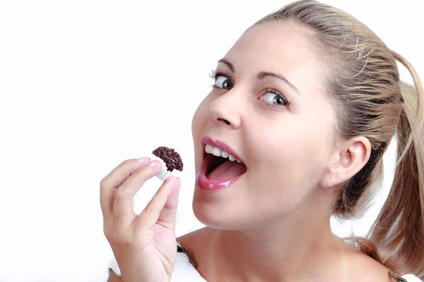 Brésilien belle femme manger un brigadeiro — Photo