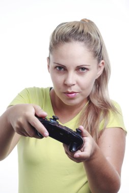 Genç kadın kablosuz joystick ile bilgisayar oyunu oynamak