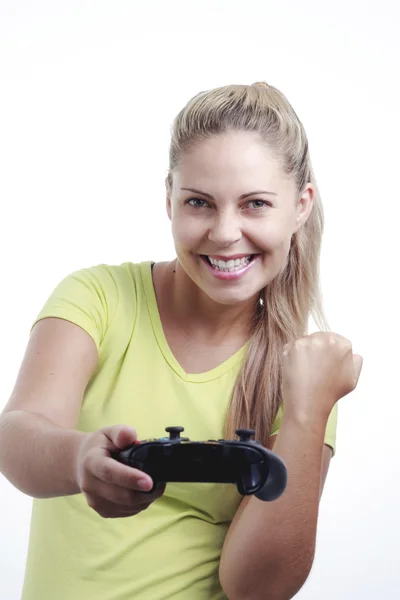 Νεαρή γυναίκα που παίζει βίντεο παιχνίδι με ασύρματο χειριστήριο — Φωτογραφία Αρχείου