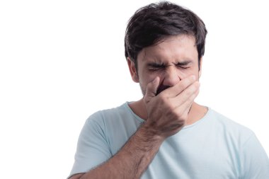 Genç adam elini yüzündeki esneme