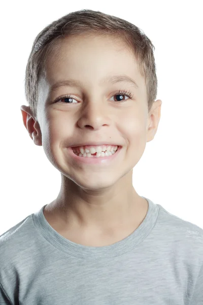 Dentato sorridente ragazzo mostrando il suo primo dente latte perso — Foto Stock