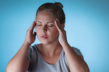 Çünkü başını tutan üzgün kadın baş ağrısı
