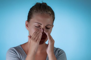 Sinüs ağrısı, sinüs basıncı, sinüzit. Onun nos tutan üzgün kadın