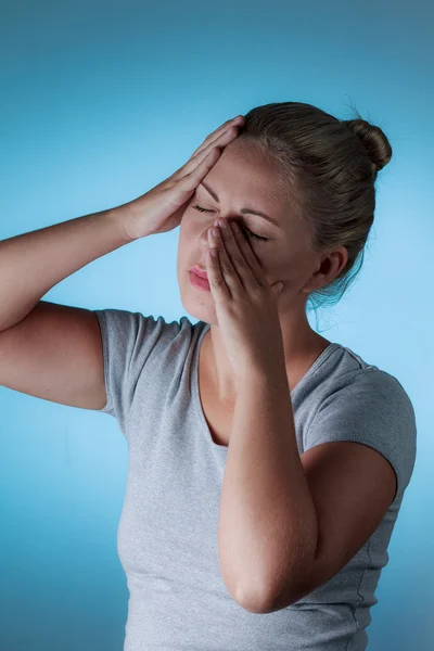 Sinus smärta, sinus tryck, bihåleinflammation. Sorgliga kvinna med hennes nos — Stockfoto