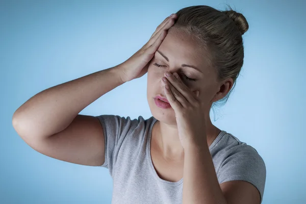 Sinus nyomás, orrmelléküreg-gyulladás, sinus pain. Szomorú nő tartja őt számozása — Stock Fotó