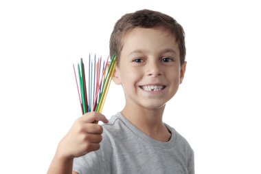 Beyaz arka plan üzerinde izole mikado oynayan çocuk