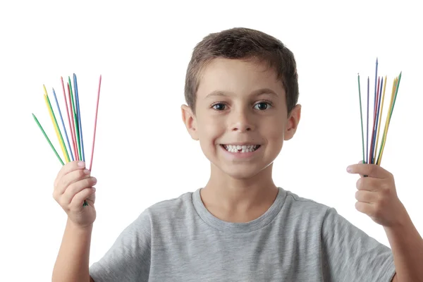 Alegre niño jugando mikado aislado sobre fondo blanco — Foto de Stock