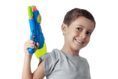 Küçük çocuk üzerinde beyaz izole plastik su tabancası ile oynarken.